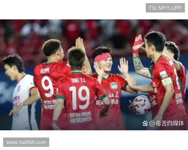比赛仍在继续梅西缓缓走向场边等待死球时刻完成换人全场目光随之聚焦 比赛仍在继续梅西缓缓走向场边等待死球时刻完成换人全场目光随之聚焦